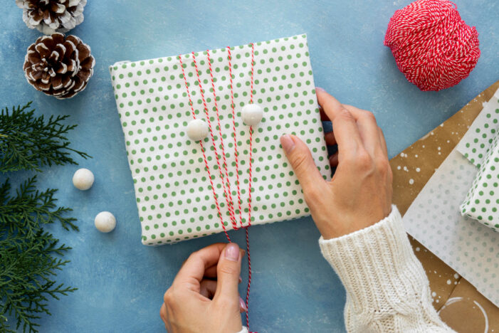 Wie packt man ein Geschenk ein? Kreative Ideen und einfache Schritt-für-Schritt-Anleitung