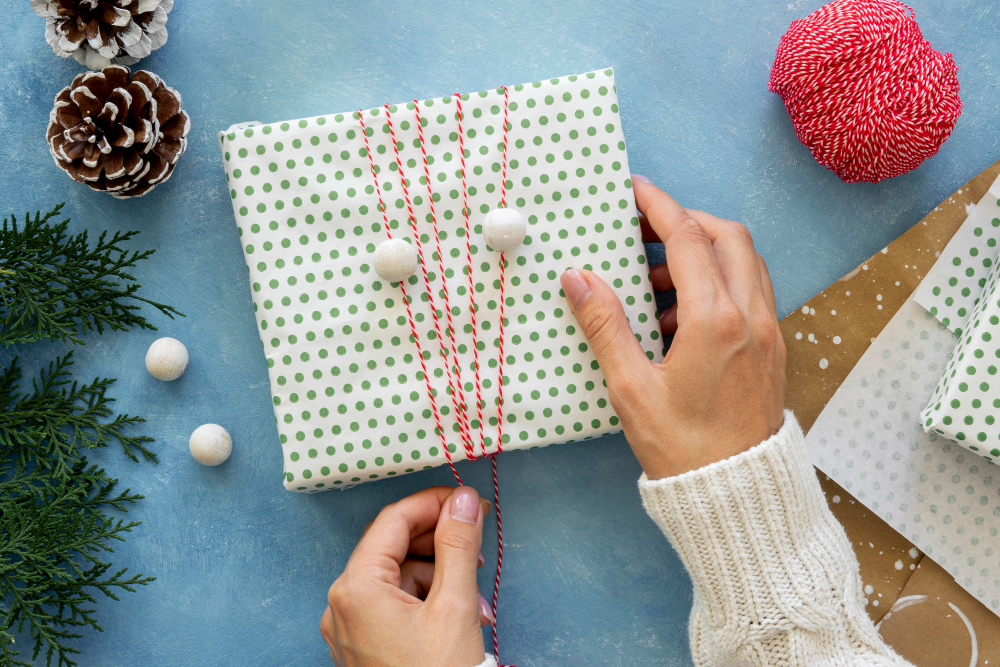 Wie packt man ein Geschenk ein? Kreative Ideen und einfache Schritt-für-Schritt-Anleitung
